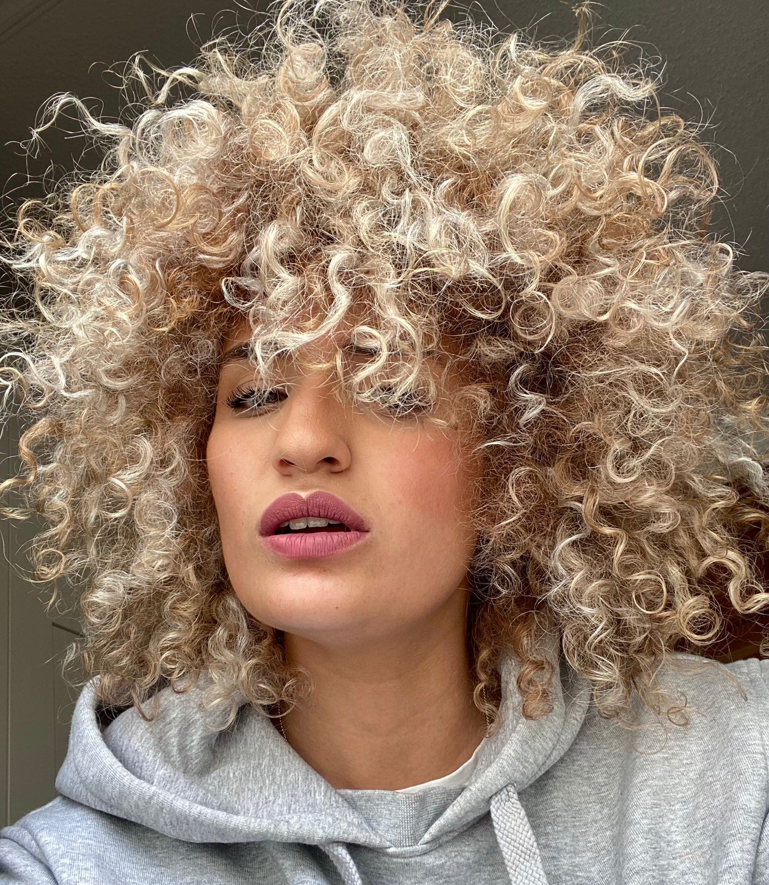 Tratamientos-especiales-para-cabello-rizado-Peluqueria-Mi&Chic